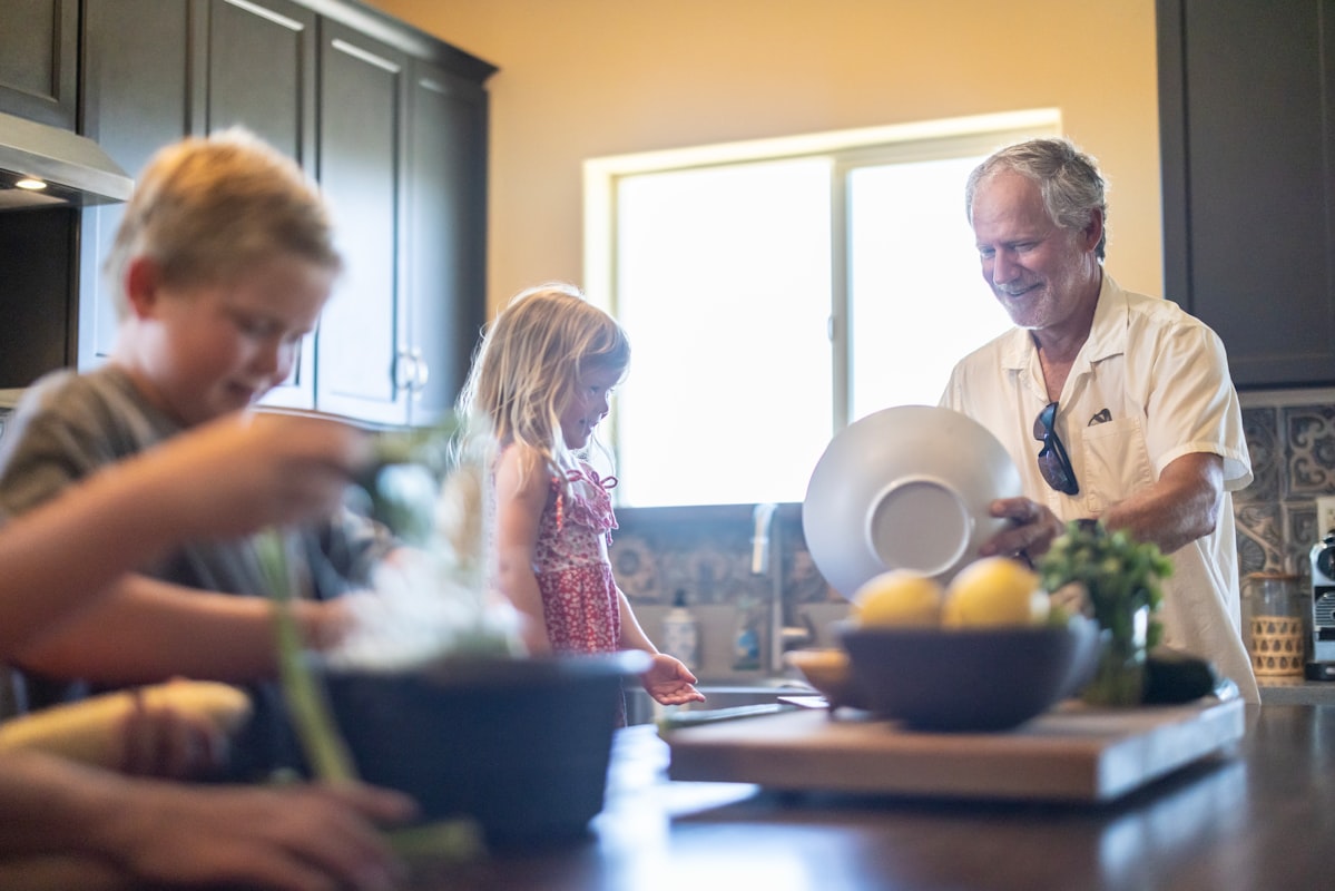 Familia disfrutando de una comida saludable juntos en la cocina
